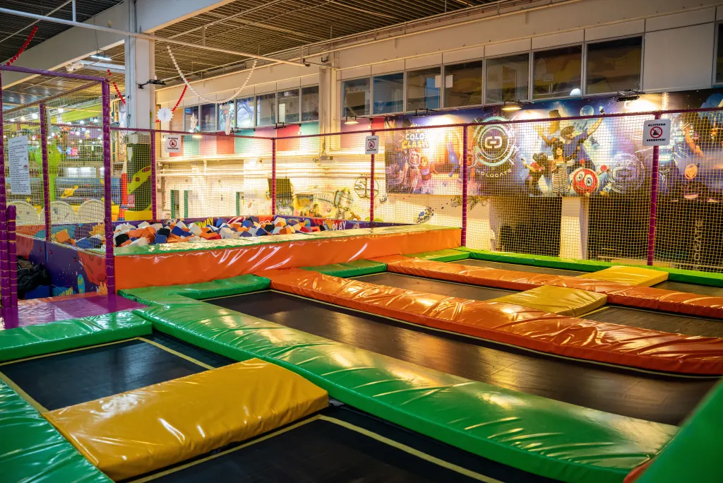 Kinder springen auf den Trampolinen